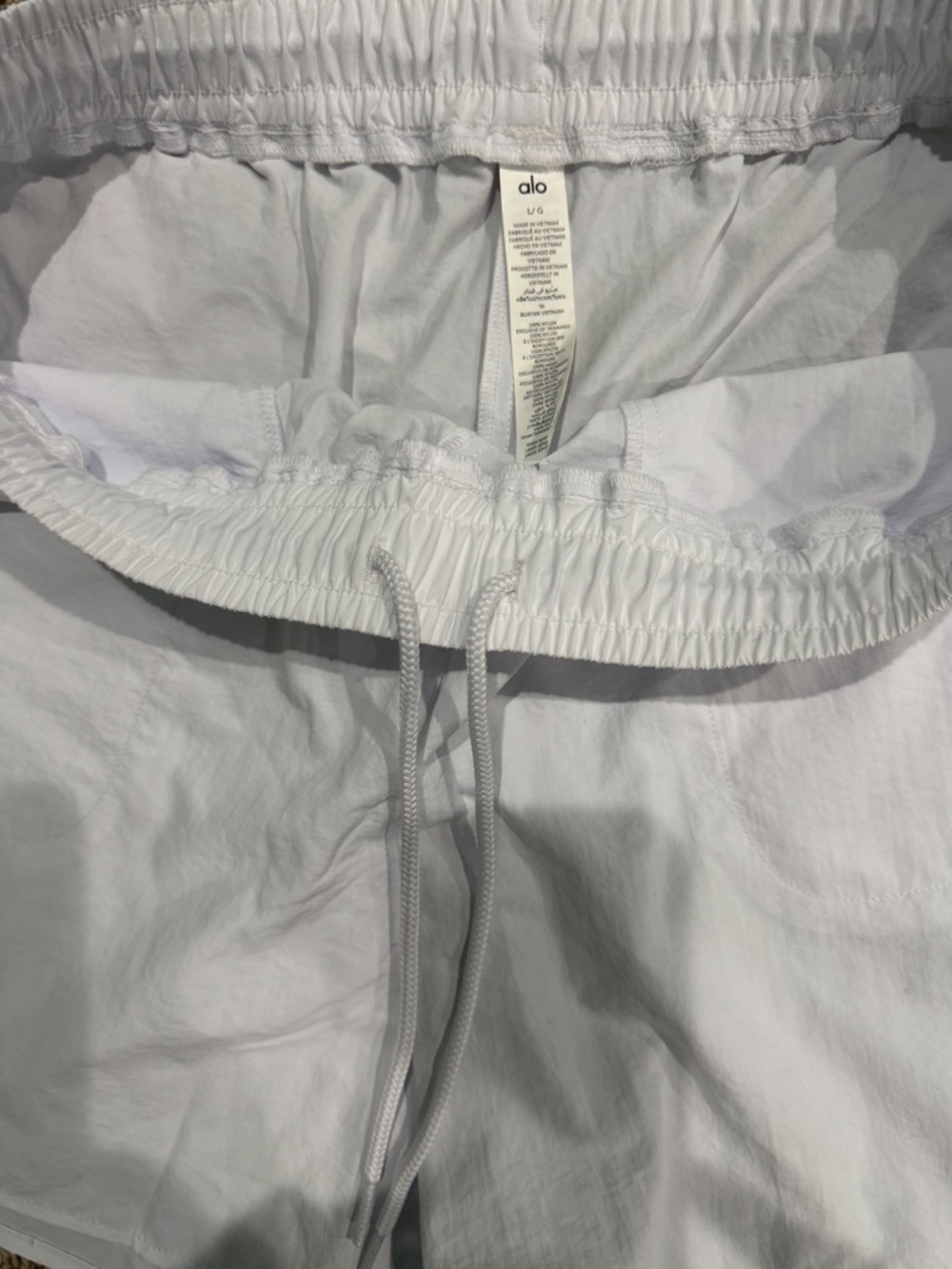 ALO Yoga Alumni Short in white size large - Picture 4 of 5